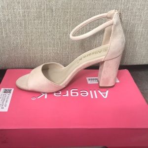 Ankle strap block heel!